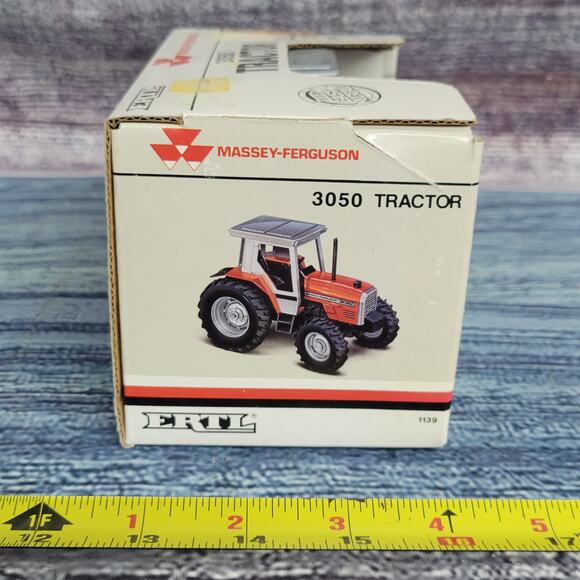 Vintage 1988 Ertl 1/32 scale Massey Ferguson 3050 die-cast tractor red and gray - Picture 4 of 7
